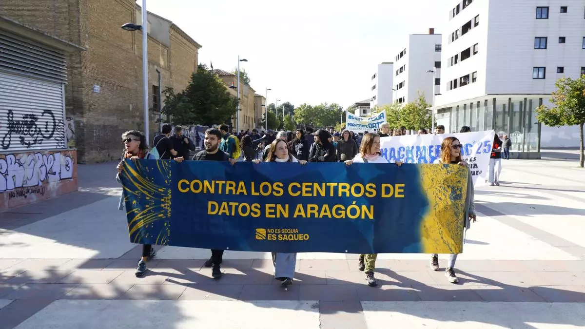 Zaragoza vive la primera manifestación de España contra los centros de datos: "No es sequía, es saqueo"