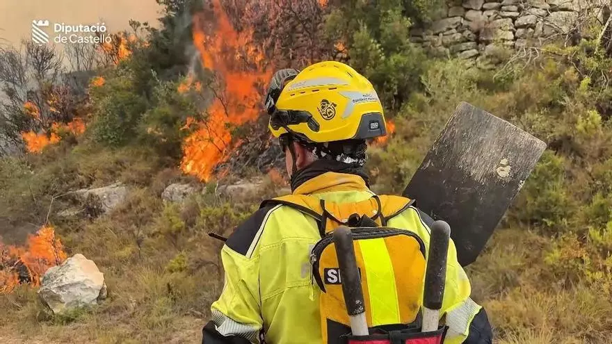 Trabajos de extinción del incendio en los términos de Serra Engarcerán, Culla y Tírig