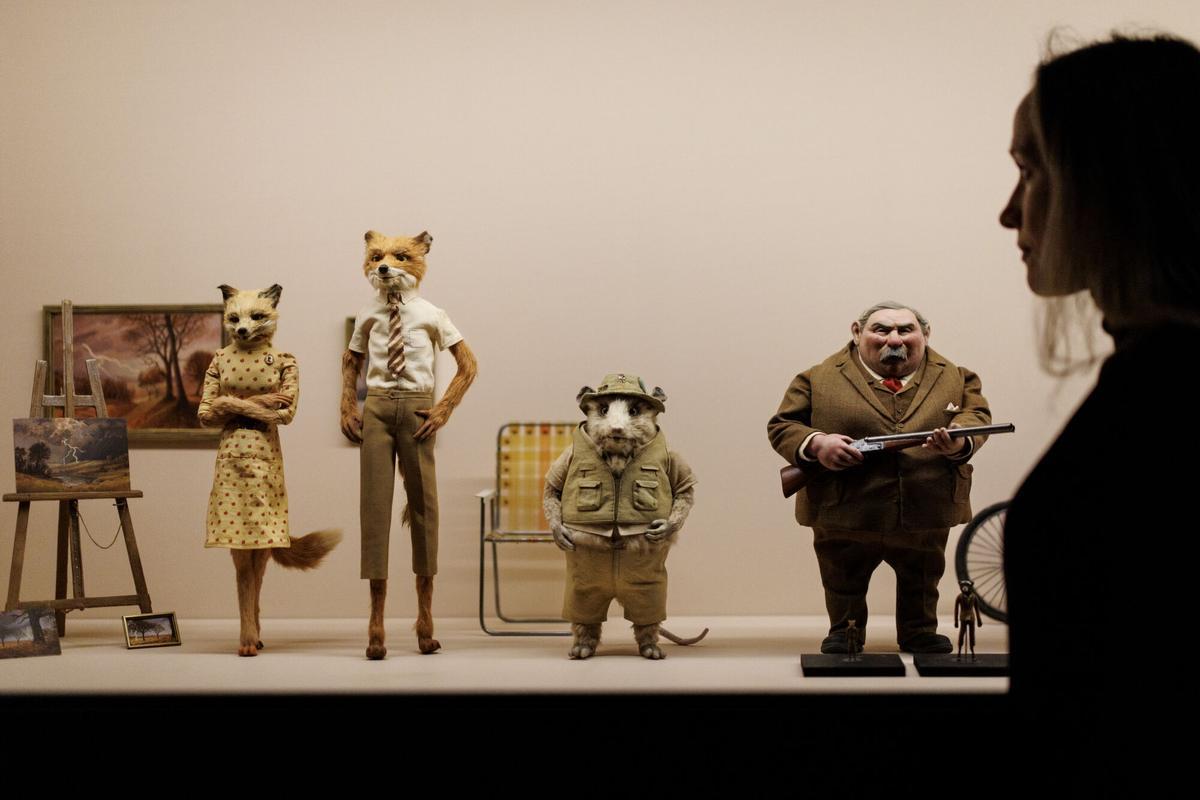LONDRES (Reino Unido), 17/11/2025.- Un asistente de galería posa con títeres utilizados en la película Isla de los Perros durante un photocall para la próxima exposición Wes Anderson: The Archives en el Design Museum en Londres, Gran Bretaña, 17 de noviembre de 2025. El Design Museum albergará la primera gran exposición británica de la obra del cineasta, que se celebrará del 21 de noviembre de 2025 al 26 de julio de 2026. La exposición otorga un acceso sin precedentes a los archivos personales de Wes Anderson, acumulados durante tres décadas, con más de 700 objetos, muchos de los cuales nunca se han exhibido en Gran Bretaña. 