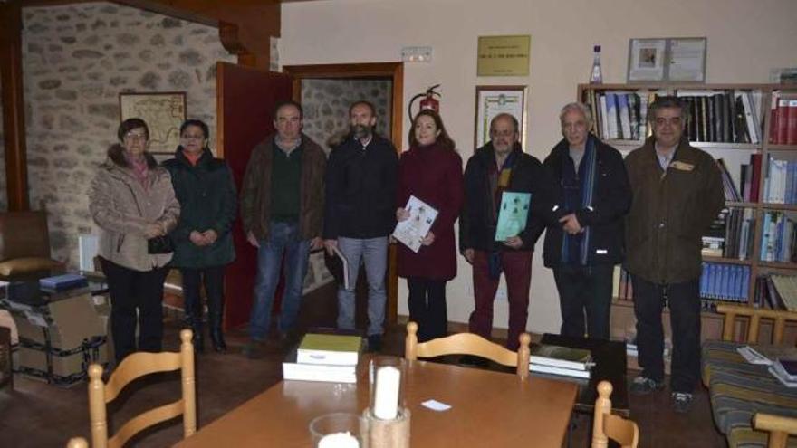 Galardonados e integrantes de la Asociación Diego de Losada en la entrega de premios.