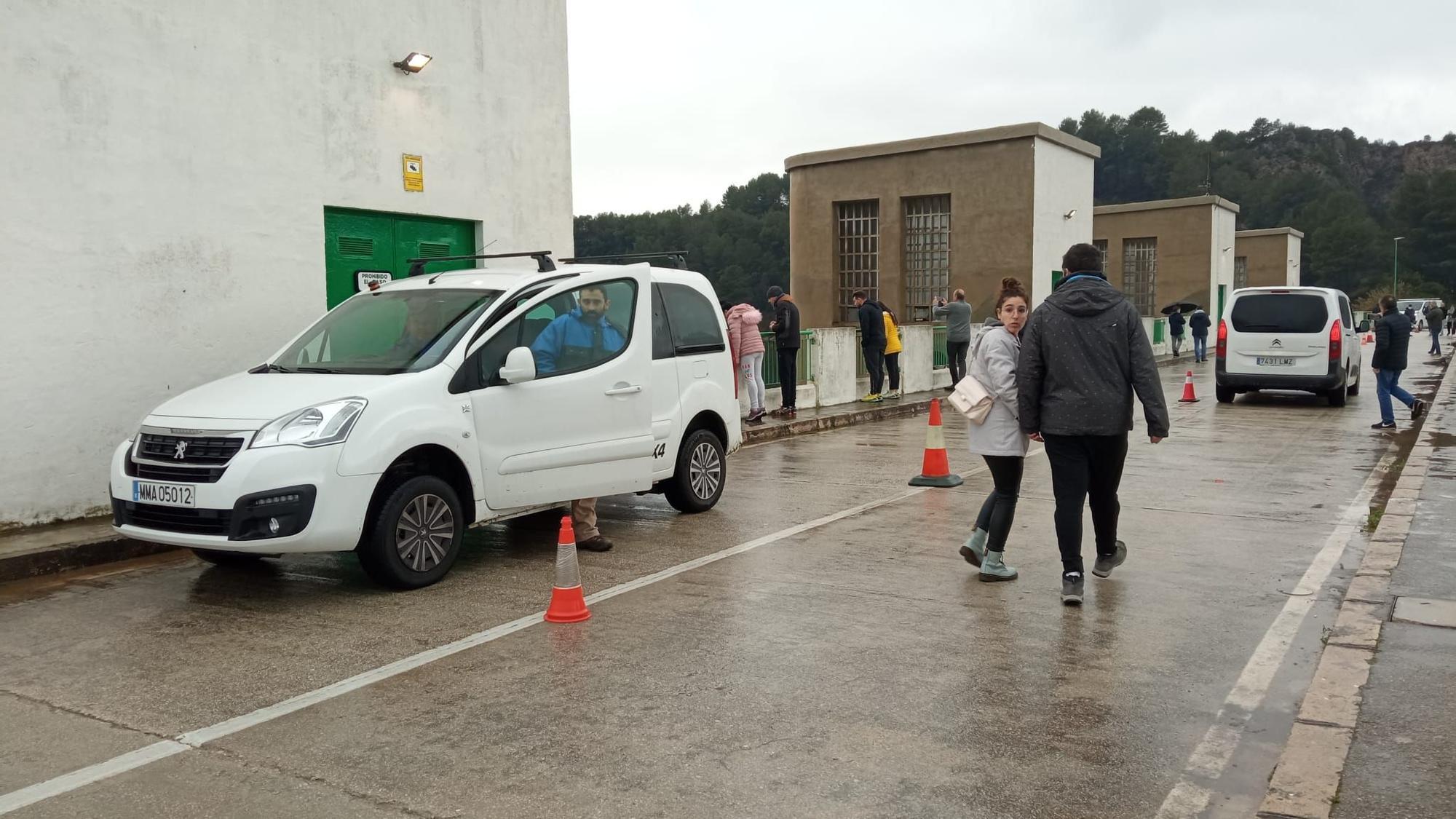 Imágenes del pantano de Beniarrés dejando salir el agua