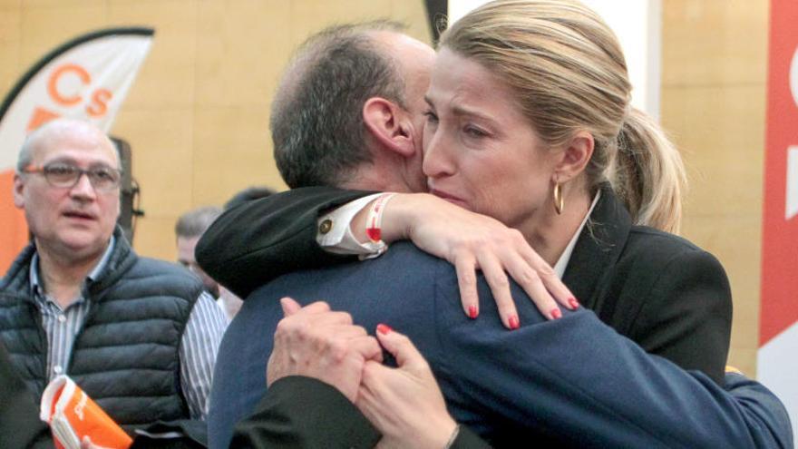 María Muñoz abraza a Vicente Ten.