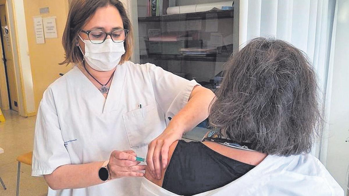 Una enfermera vacuna a una paciente conta el herpes zóster.