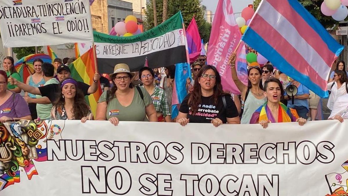 La cabecera de la manifestación del Orgullo LGTBI, ayer en Mérida.