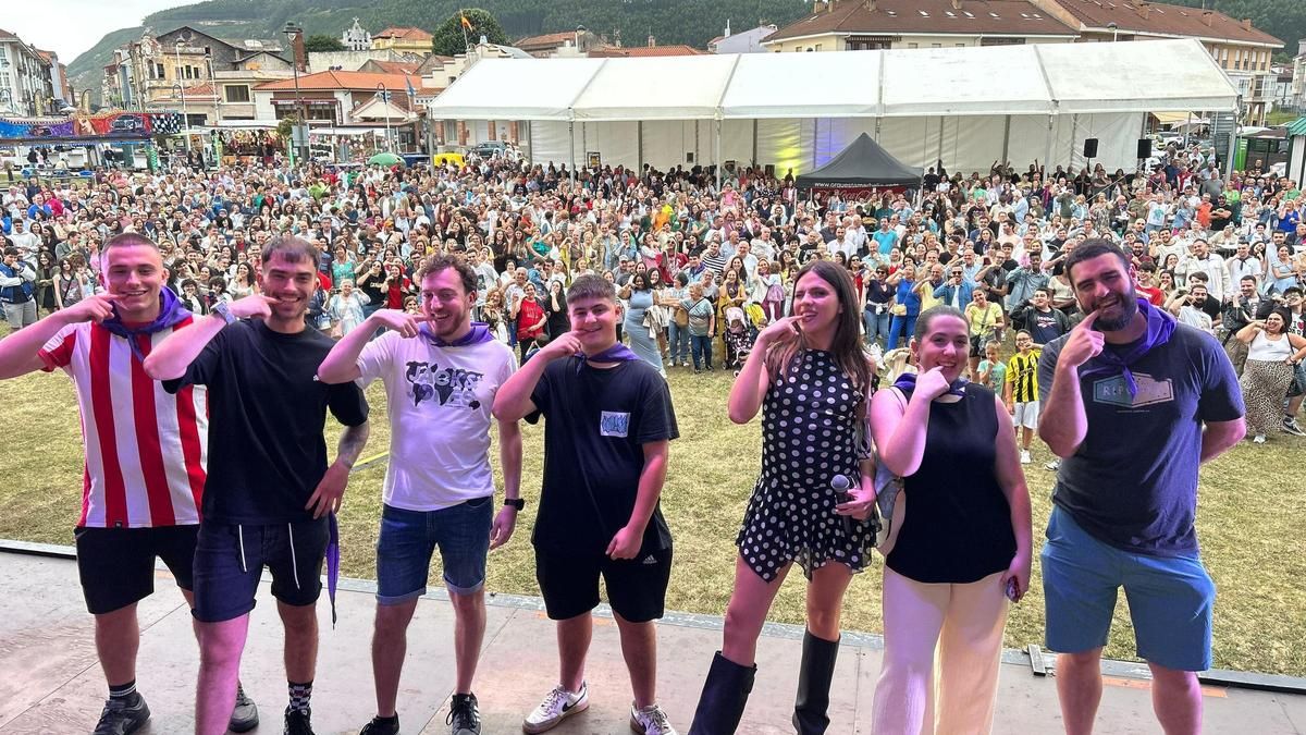Yenesi, tercera por la derecha, con miembros de la comisión de festejos