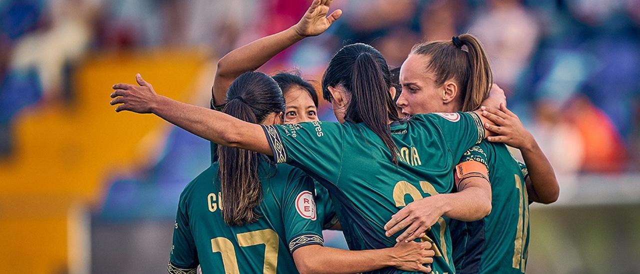 Las jugadoras del Cacereño celebran un gol en un partido anterior.