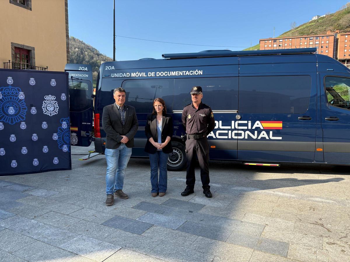 Por la izquierda, el alcalde José Luis Fontaniella, Adriana Lastra y Jorge Ignacio Moreno, Jefe Superior de Policía en Asturias, ante la unidad móvil de documentación.