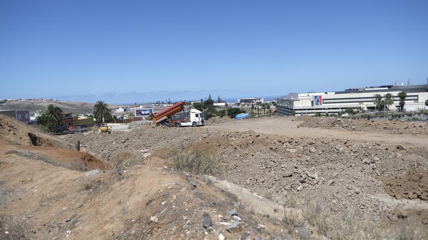 Obras de relleno del ramal que permitirá hacer las aceras en Almatriche