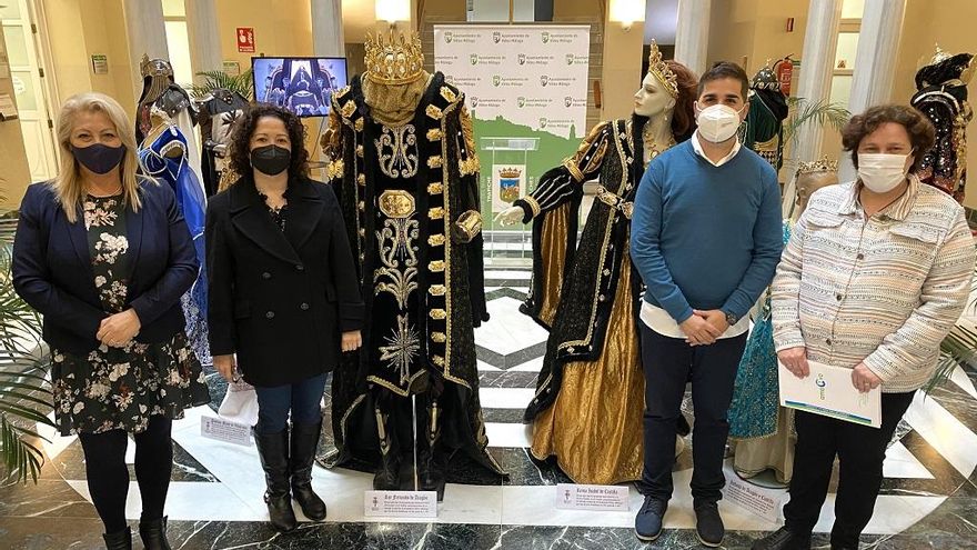 Presentación de la exposición Legado de Reyes en el patio del Ayuntamiento de Vélez-Málaga.