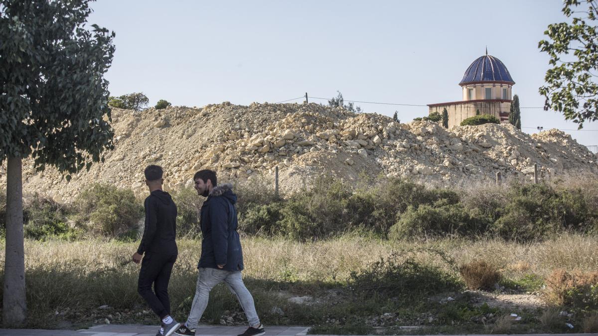 Las montañas de tierra que tapan el Panteón de los Guijarro y que han acabado en Fiscalía