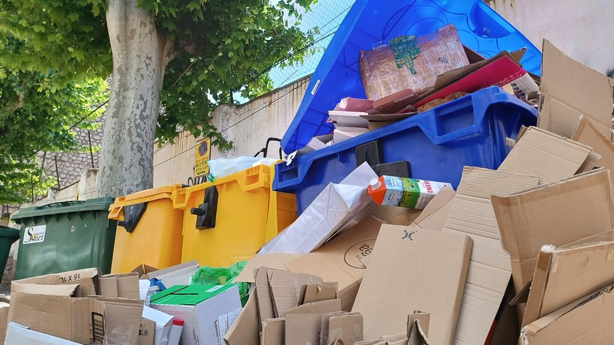 Acumulación de residuos de reciclaje en Sóller.