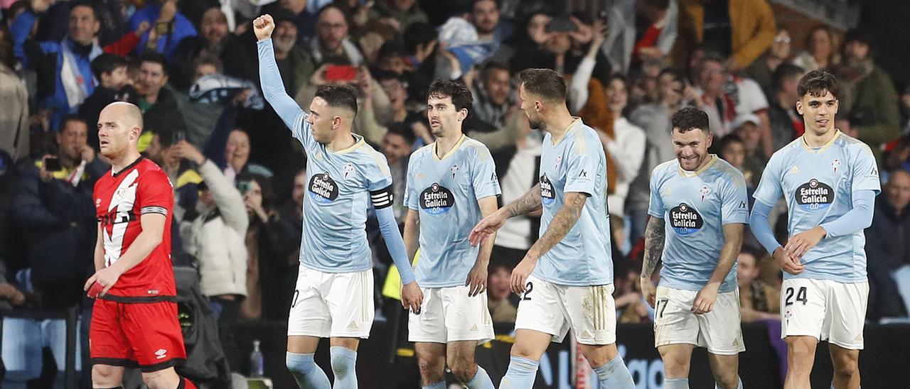 Los jugadores del Celta celebran un gol ante el Rayo.