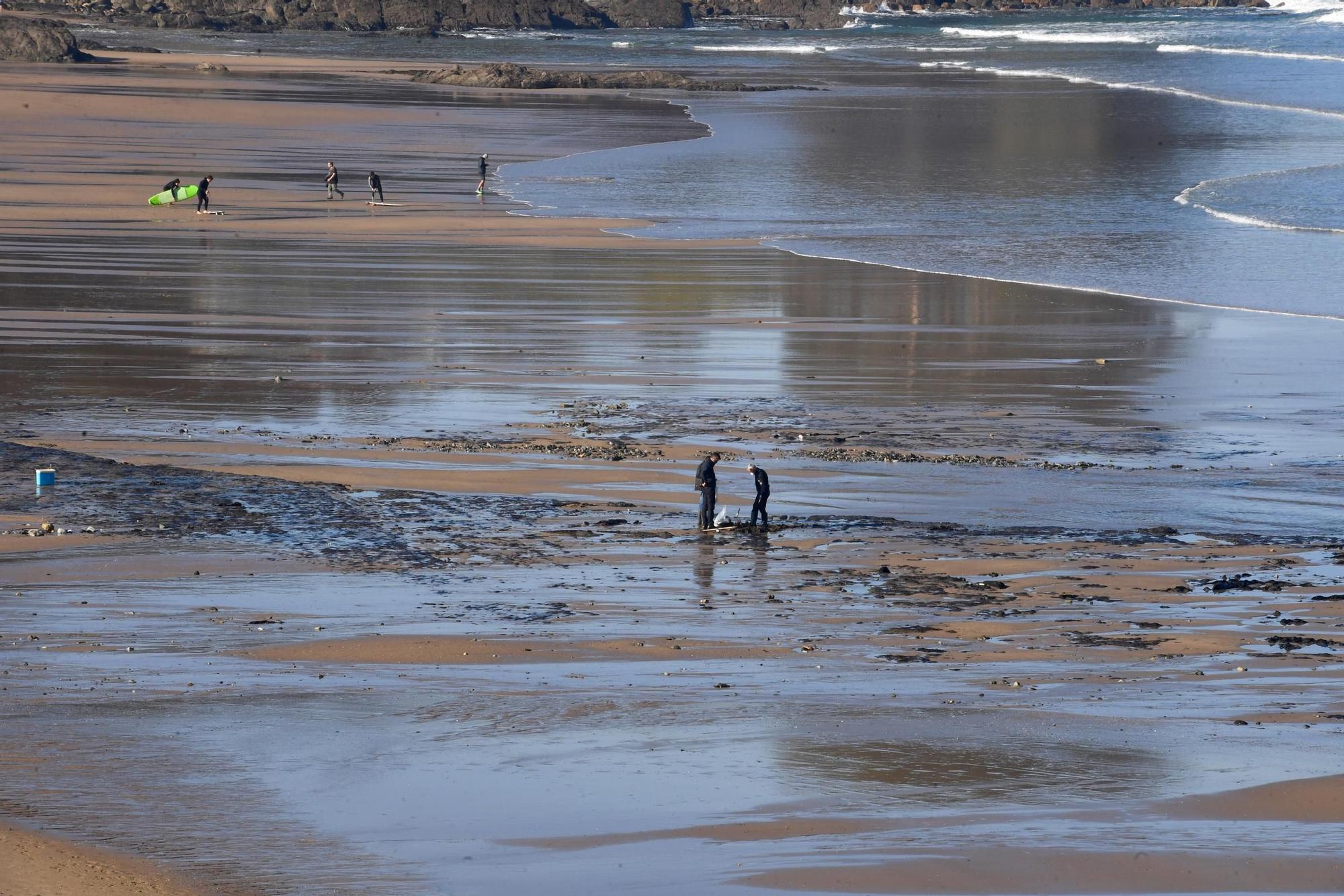 Los temporales dejan a la vista antiguos restos de fuel solidificados en la playa de Bastiagueiro