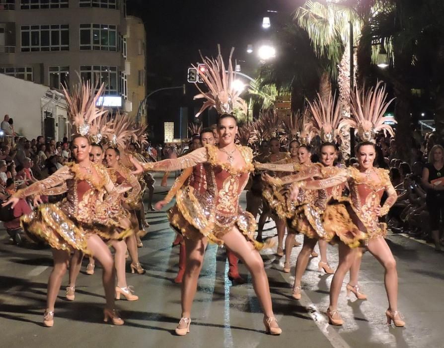 La bahía de Águilas se transforma en un gran teatro en su Carnaval de verano