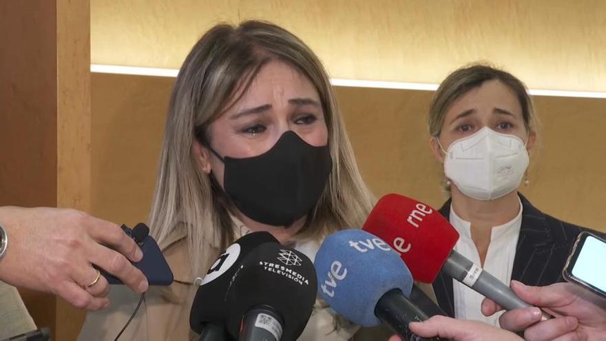 Marisol Burón, madre de Marta, visiblemente emocionada, habla tras la reunión mantenida con el grupo popular en las Corts.