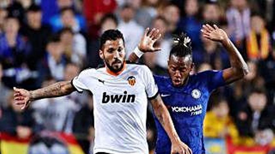 Garay y Batshuayi, en el Valencia-Chelsea disputado ayer en Mestalla.