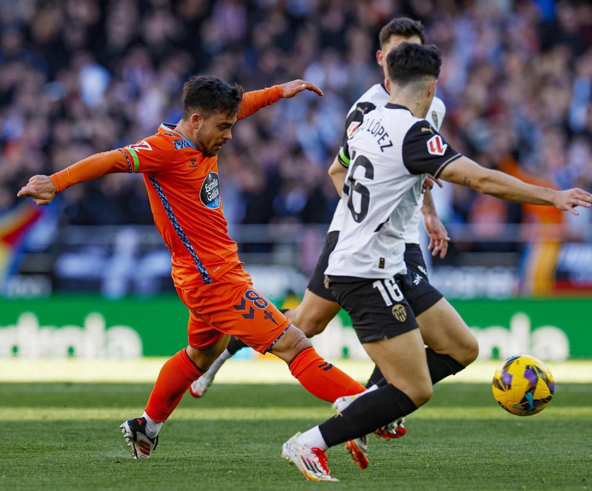 Fran Beltrán conduce la pelota entre dos rivales en la última visita del Celta a Mestalla.
