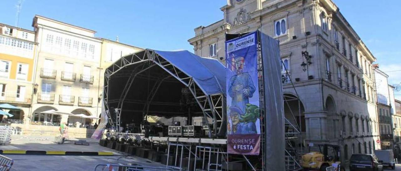 Escenario de conciertos en la Plaza Mayor, una de las pocas referencias aún del inicio de las fiestas. // Jesús Regal