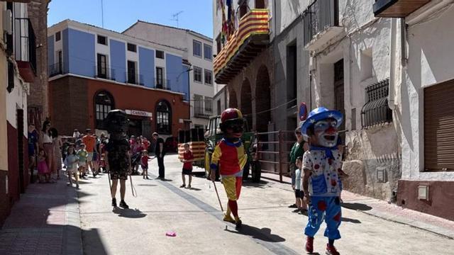 Recorrido de los cabezudos por las calles del pueblo.  | SERVICIO ESPECIAL