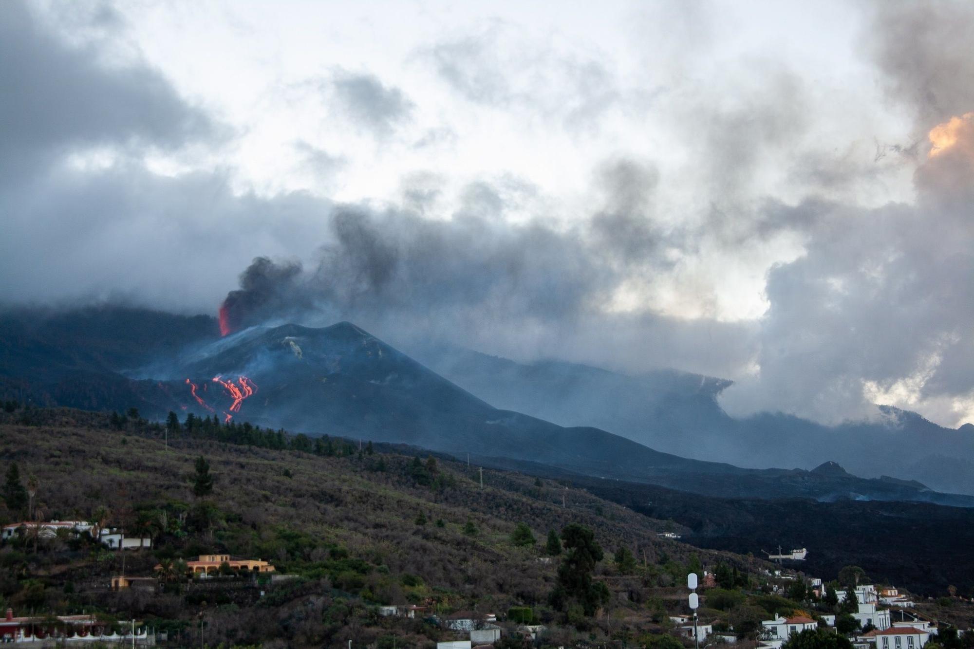 El volcán de La Palma continúa con su actividad explosiva
