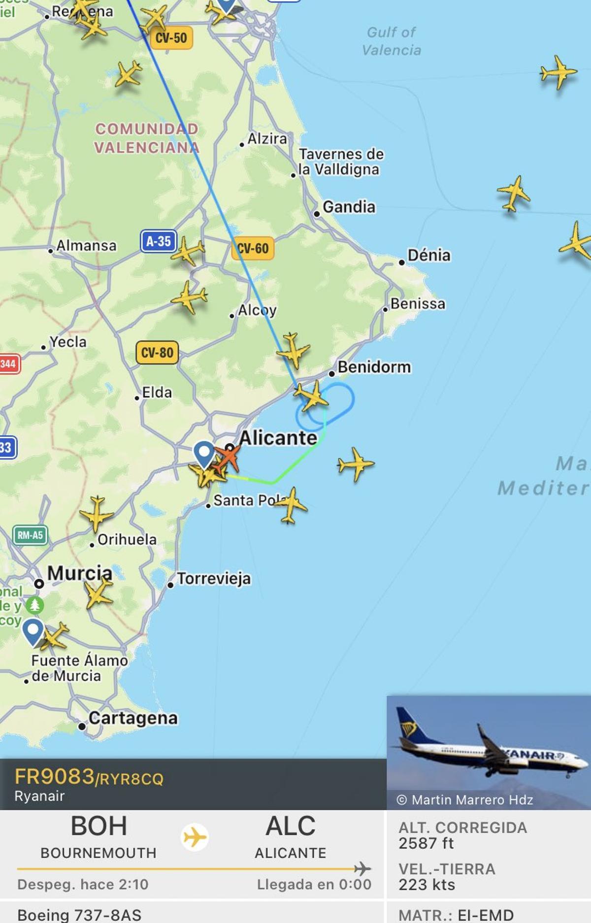 El avión rojo es el que ha abortado el aterrizaje y el que muestra los círculos azules sigue a la espera de poder aterrizar.