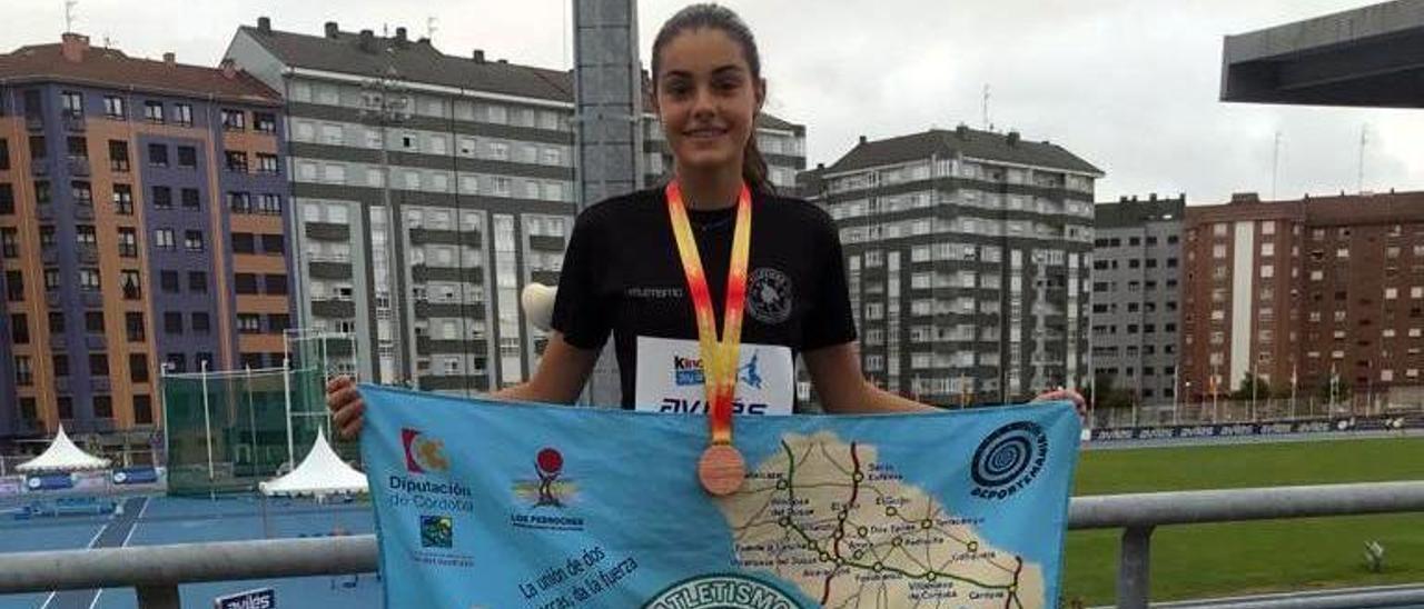 Lydia Estévez, con la medalla de bronce ganada en el Campeonato de España sub 16 de atletismo.