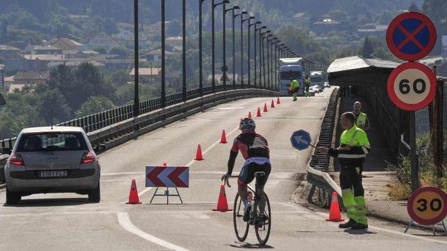 El puente interprovincial sobre el río Ulla, que ayer volvió estar parcialmente cerrado para ser sometido a la enésima inspección. // Iñaki Abella