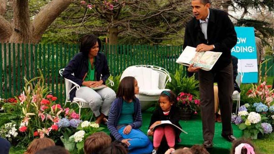 El presidente y su familia juegan al &quot;Egg Roll&quot; -  El presidente Barack Obama lee un párrafo de un libro a un grupo de niños, en presencia de su esposa Michelle (i), y sus hijas, la pequeña Sasha, (c), y Malia, (2-i), durante el tradicional juego &quot;Egg Roll&quot;, en la Casa Blanca, en Washington. La fiesta del &quot;Easter Egg Roll&quot;, en la que los niños compiten por rodar un huevo duro en el césped de la mansión presidencial, comenzó en los predios del Capitolio pero se trasladó por ley  a la Casa Blanca en 1878.