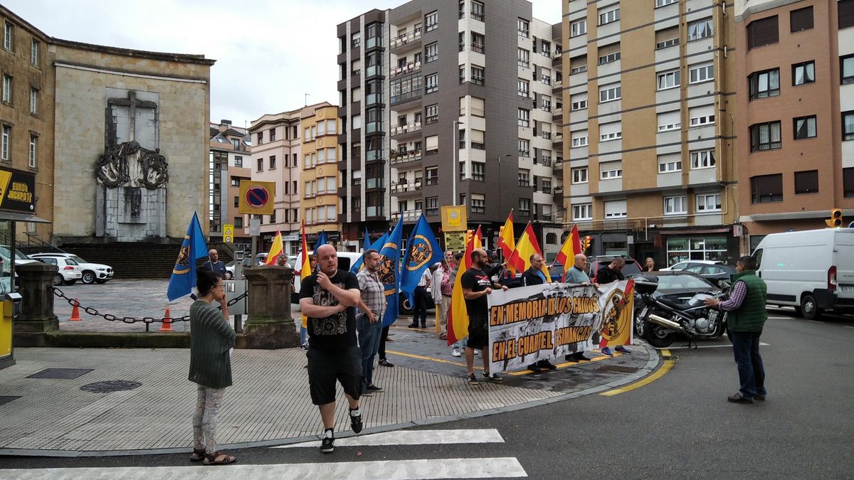 Concentración en el entorno del monumento del colegio de La Inmaculada (Gijón), en agosto pasado.