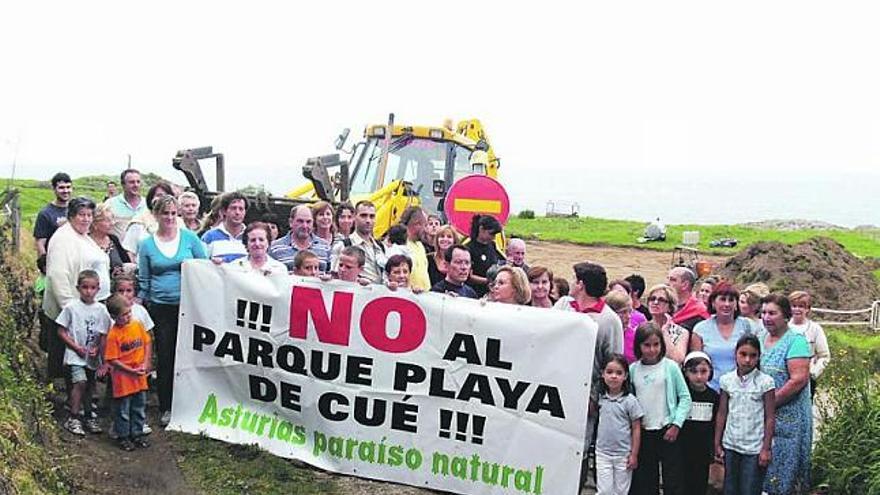 Un grupo de vecinos protesta contra el parque playa de Cue.