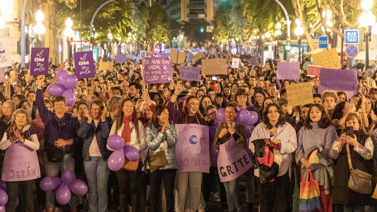 Mujeres durante la manifestación del 8M del pasado año. Esta tarde volverán a salir a las calles por los derechos de todas en Alicante (18.30 horas) y otras ciudades
