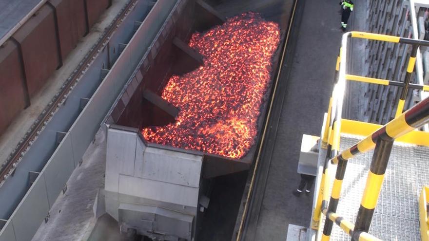 Sale la primera producción de coque de las nuevas baterías de ArcelorMittal en Gijón