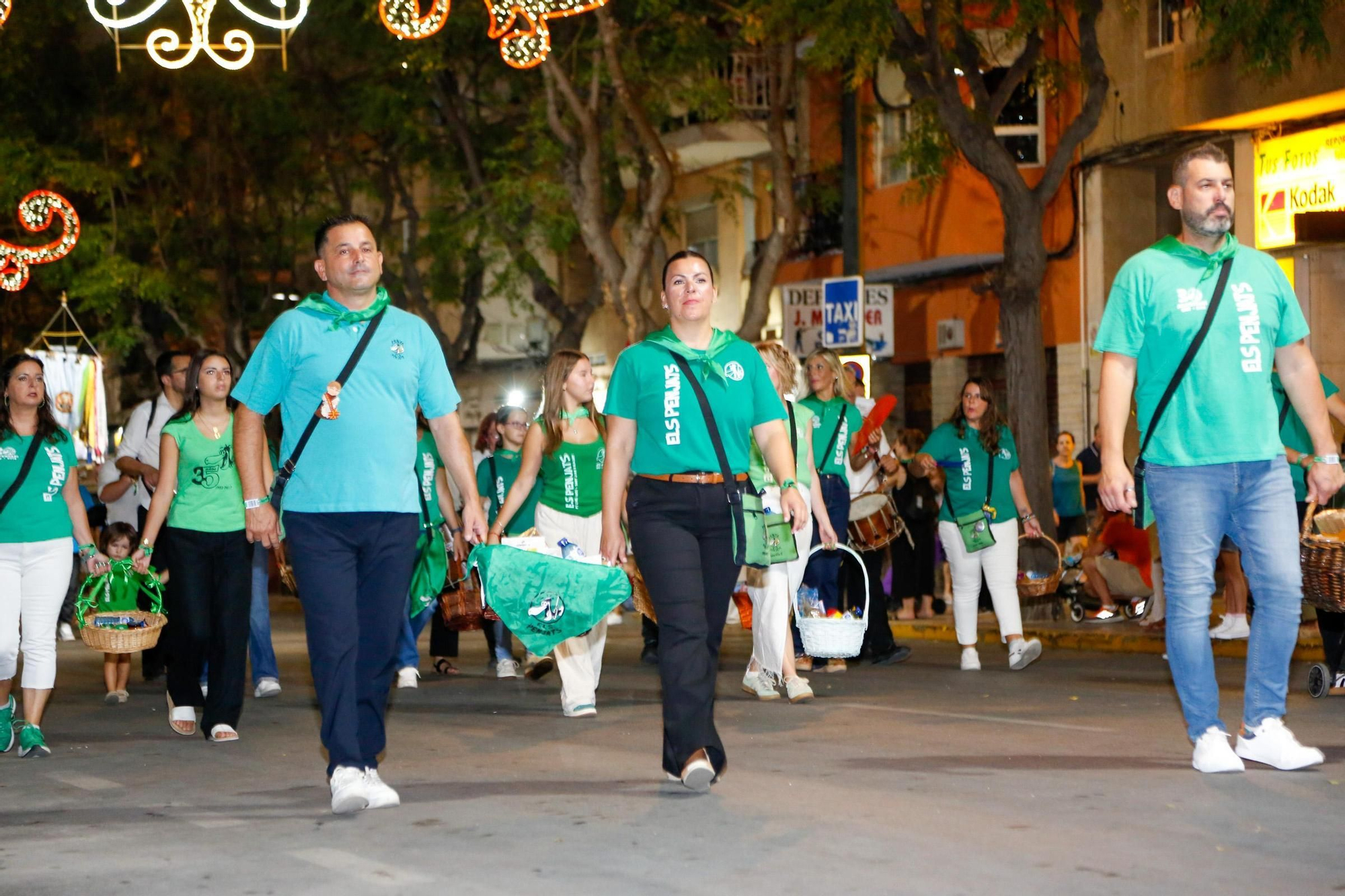 Las mejores imágenes en la Ofrenda al Cristo de la Paz de Sant Joan