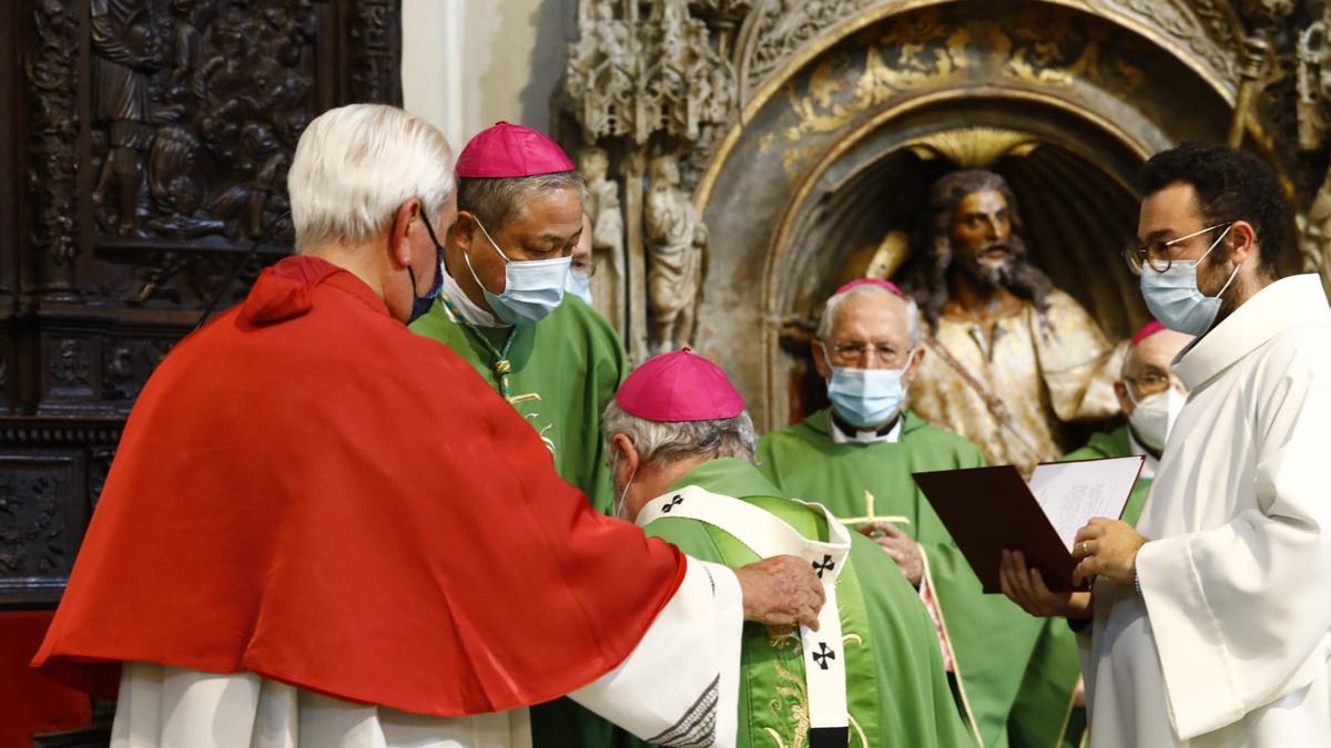 El Nuncio apostólico en España, Bernardito Auza, impone el palio al arzobispo de Zaragoza, Carlos Escribano.