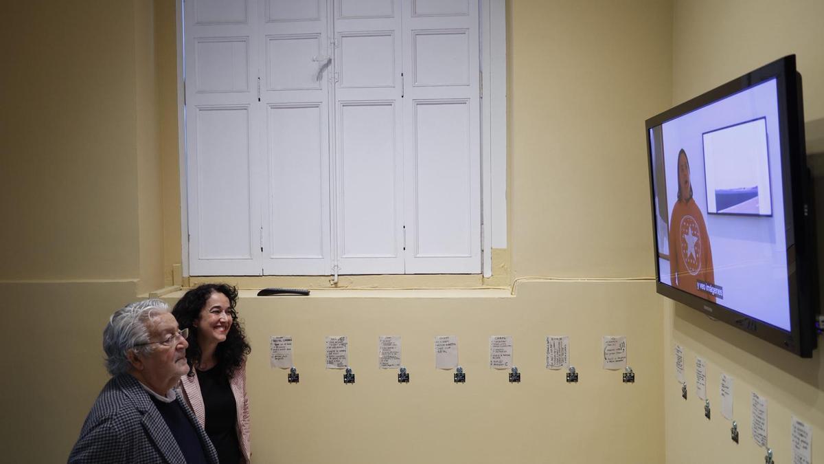 La obra colectiva de M. Reme Silvestre y 17 usuarios, observada por el presidente de la Fundación Bancaja, Rafael Alcón.