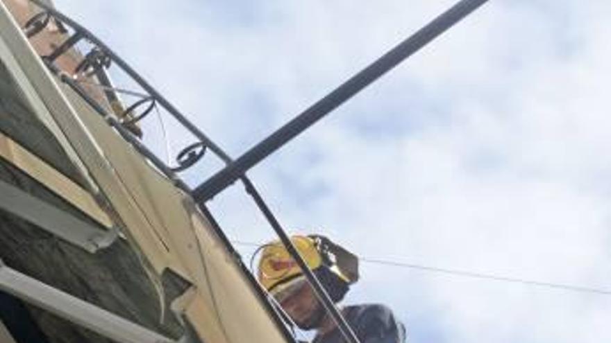 Cae una pérgola desde un quinto piso