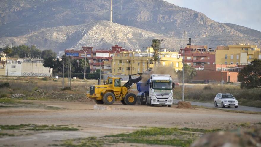 Los operarios comenzaron ayer a trabajar en el paraje donde se harán 1.700 casas.