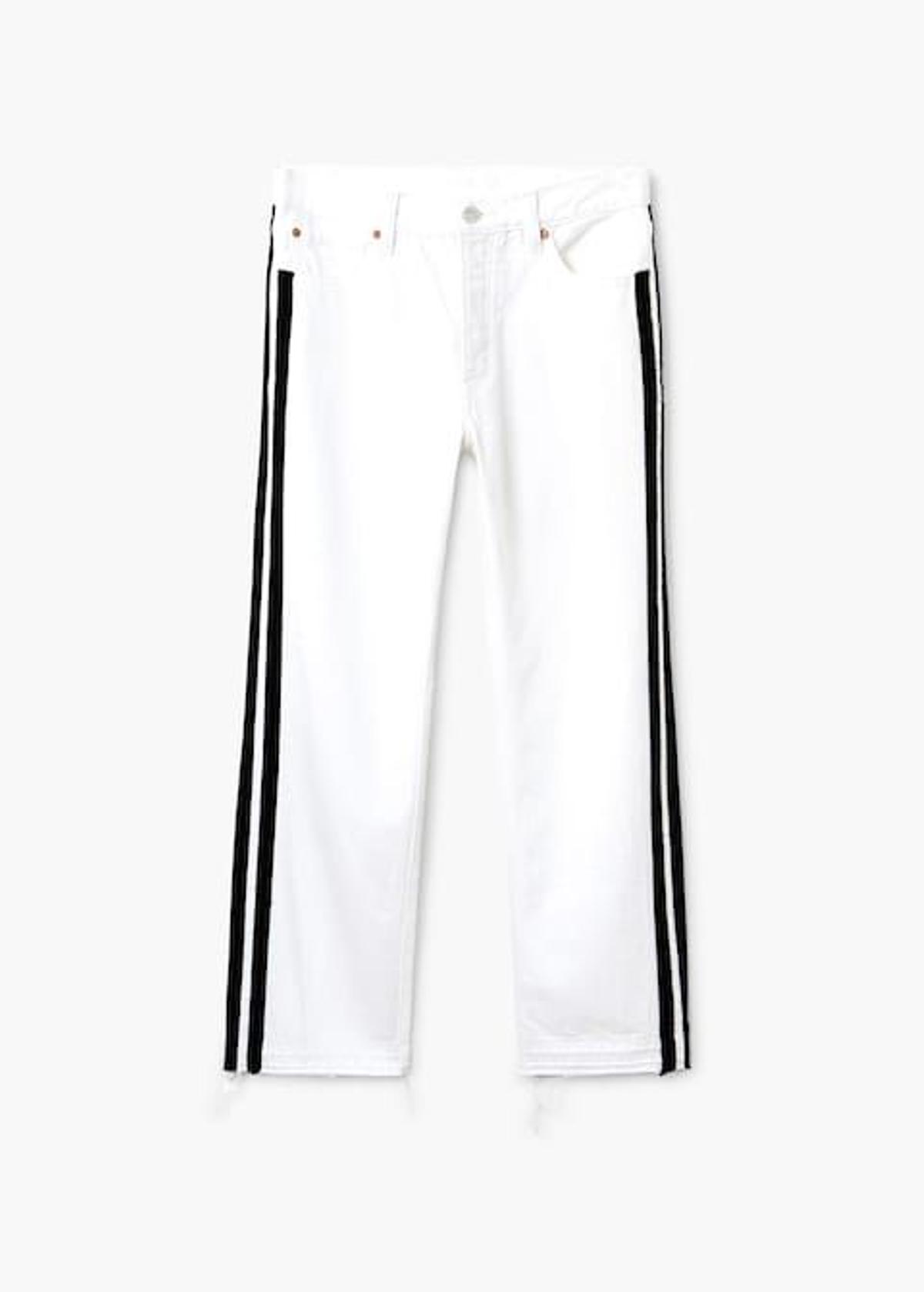 Jeans rectos en blanco con rayas laterales negras de Mango.