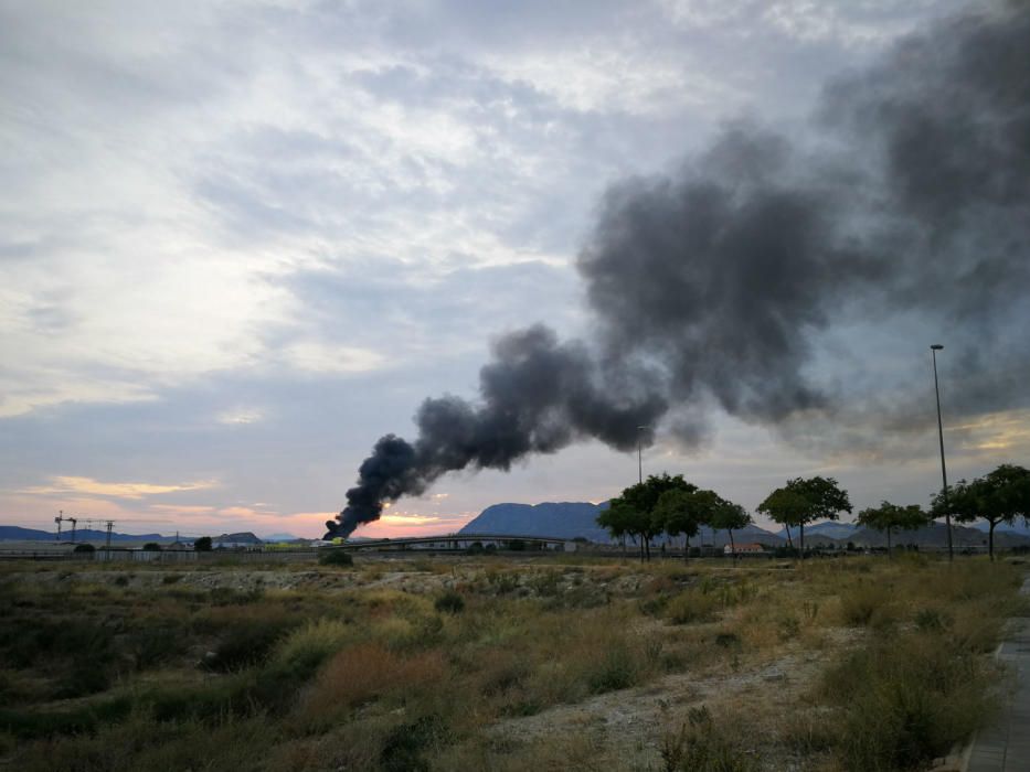 Los bomberos tratan de sofocar un virulento incendio en una planta de residuos de AIicante