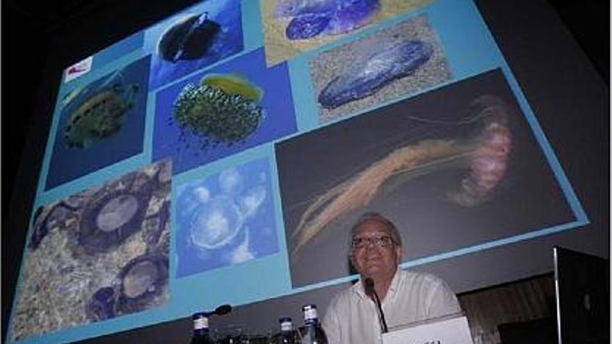 Josep Maria Gili, durant la seva conferència sobre meduses al Parc Científic de la UdG.