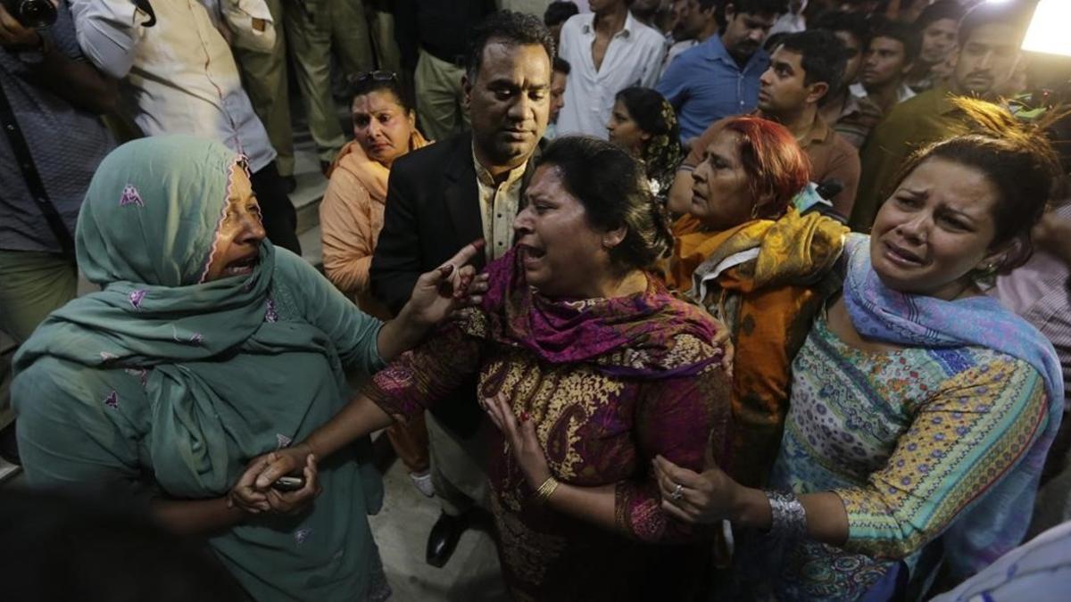 Desespero en Lahore tras el atentado suicida.