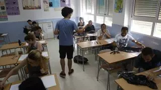 Interinos de Educación denuncian su "desprotección" ante el efecto llamada en las oposiciones en Extremadura