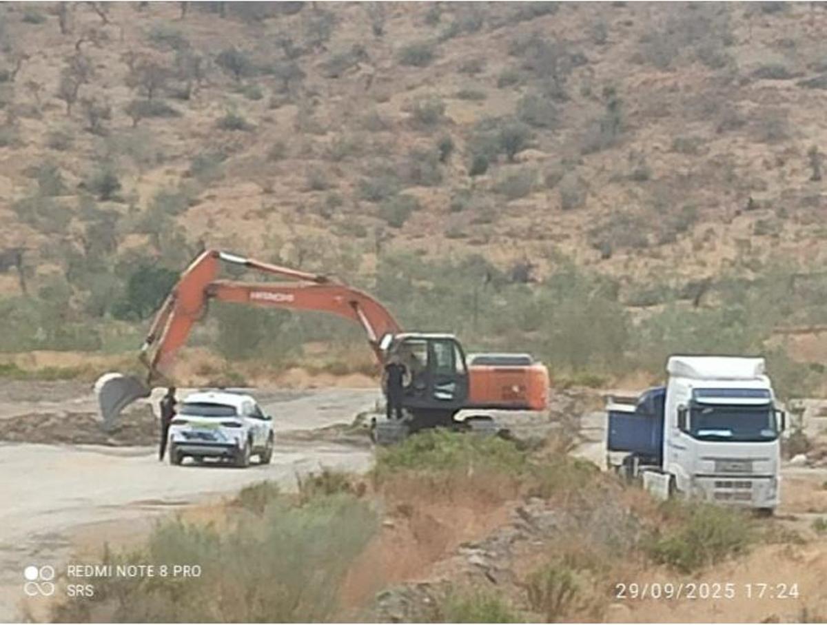 Un coche de la Policía Local acude a los terrenos de la Junta de los Caminos por los movimientos de tierra, en septiembre de 2025.