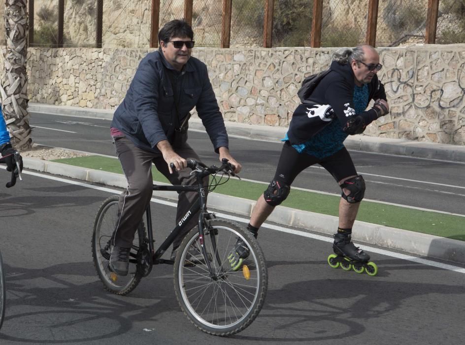 200 ciclistas exigen frente al Ayuntamiento una vía verde en La Cantera.