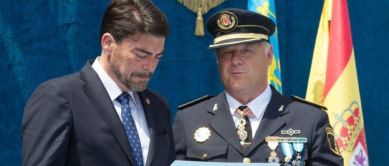 El alcalde de Alicante, Luis Barcala, junto al comisario jefe de la Policía Local de Alicante, José María Conesa