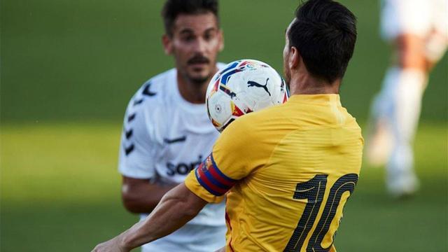 Messi fue titular solo una semana después de anunciar que se quedaba en el Barça