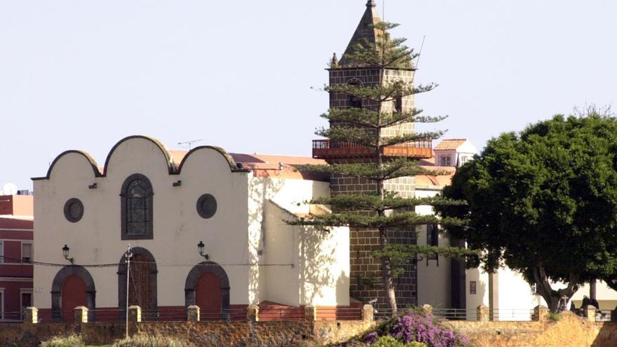 Araucaria y laurel de Indias junto a la iglesia de Santa Brígida.