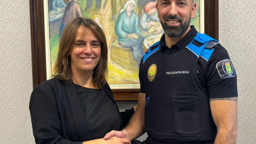 La alcaldesa Paula Fernández, con Antonio Gil.