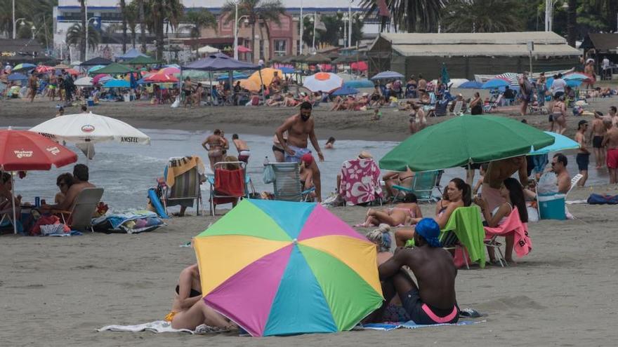 Las playas de la provincia, como esta de la capital, han tenido una gran afluencia de bañistas este domingo.