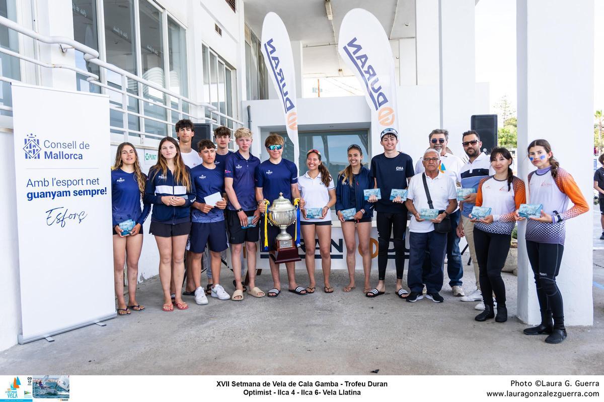 Foto de familia de todos los premiados de la XVII Setmana de la Vela - Trofeu DURAN.
